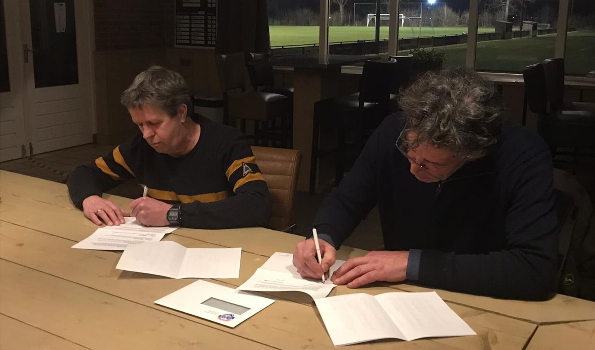Frank Feiken tekent het contract. Foto: PR DEO