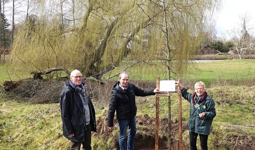 <p>IVN-voorzitter, Ineke Rood, samen met mensen van Stijgoord, Alfred te Pas (penningmeester) en Johan Busger, op Vollenbroek. Foto: PR</p>