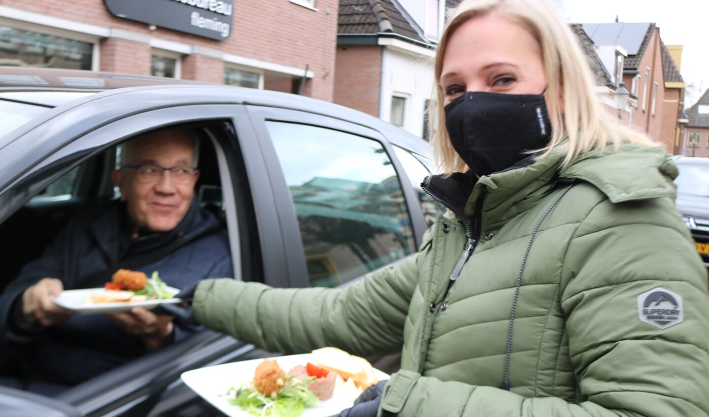 Bij eetcafé Scholten werd het voorgerecht geserveerd. Foto: Arjen Dieperink