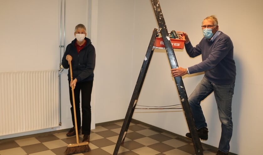 <p>Anja Slagt (l) en Bert Boers leggen de laatste hand aan de voormalige rokersruimte. Foto: Arjen Dieperink</p>
