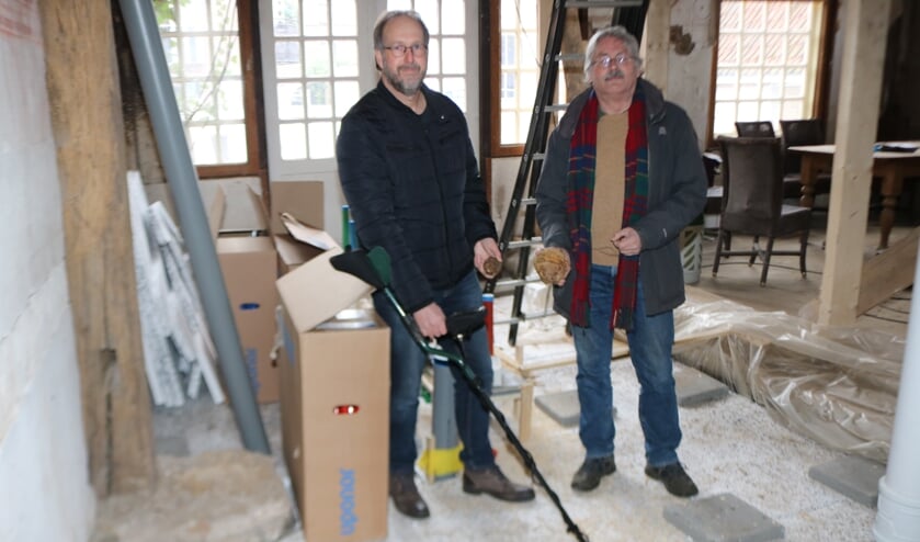 <p>Edwin Rechterschot (links) en Gerard Tiemessen met de kogels op de plek waar zij de projectielen vonden. Foto: Arjen Dieperink</p>
