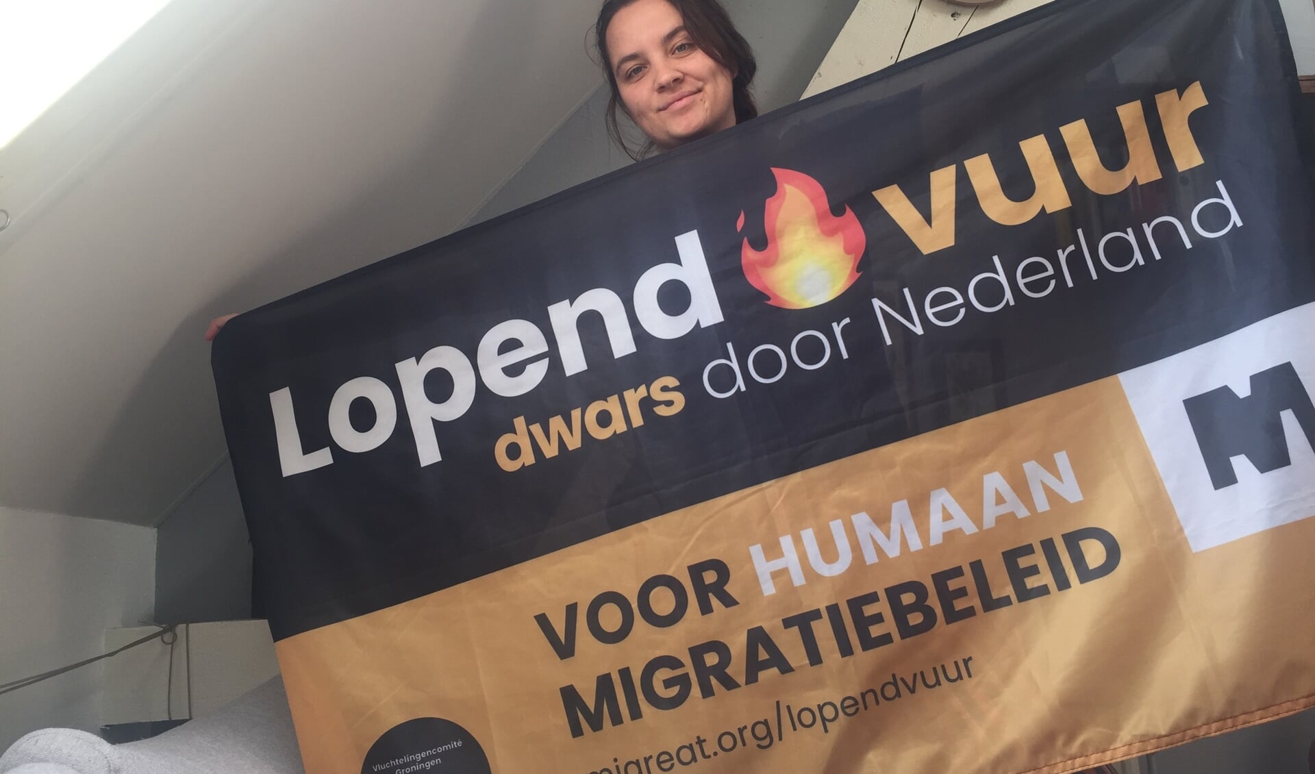 Leanne Enderink voert vrijdag in het Zutphense Vogelpark actie voor een humaner vluchtelingenbeleid. Eigen Foto