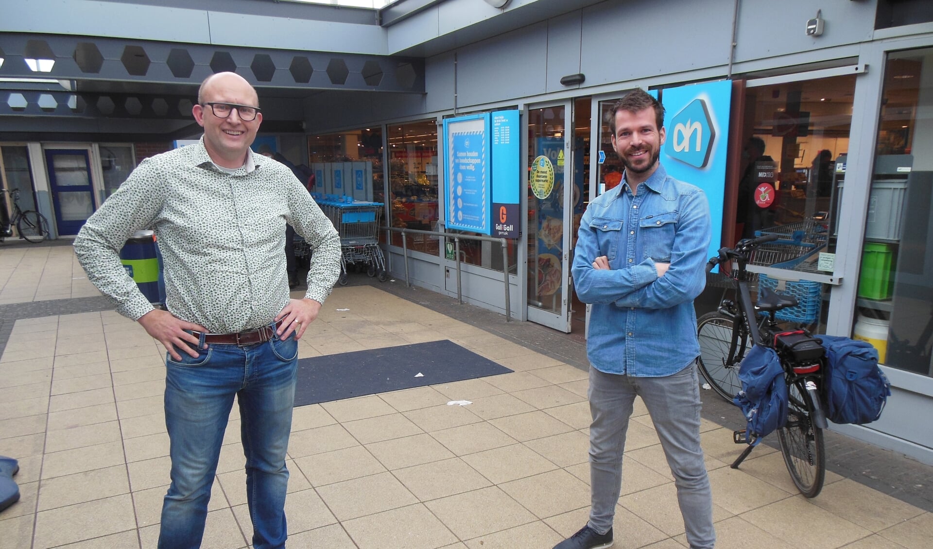 Bernard Oosterink (links) en Thomas de Jong zien de upgrading van winkelcentrum De Brink helemaal zitten. “Een win-win situatie.” Foto: Eric Klop