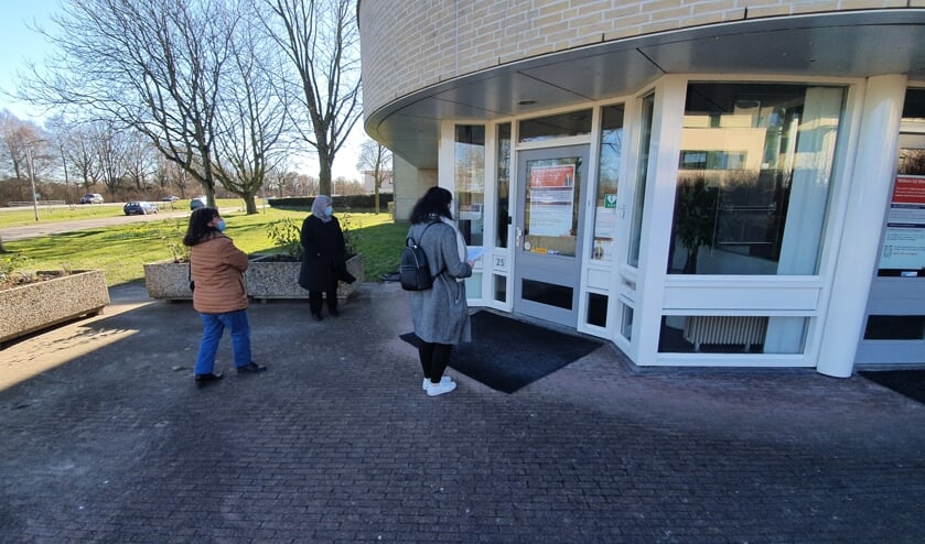 <p>Drie vertegenwoordigers van de Van Limburg Stirumstraat, de Johan van Oldebarneveldtstraat en de Docter Kuyperstraat staan voor de deur bij Woonbedrijf Ieder1. Foto: PR</p>
