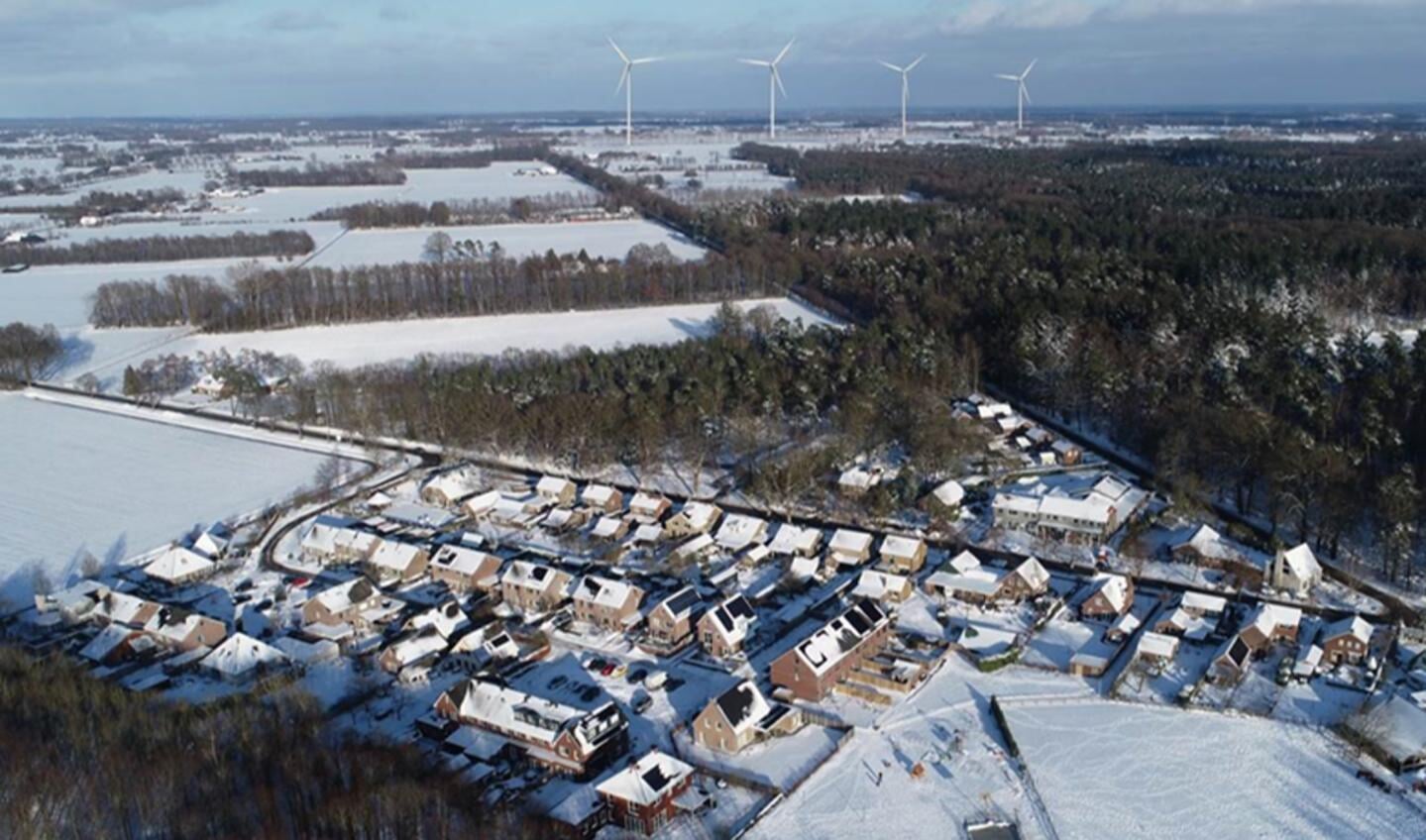 Een (bewerkt) beeld van Exel zoals de meeste inwoners dat niet willen zien. Foto: Vincent de Goeij /BEO