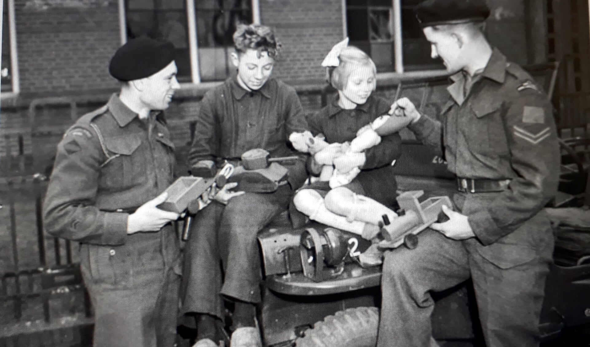 Soldaten van The Fort Garry Horse geven sinterklaascadeaus aan Doetinchemse kinderen. Foto Library and Archives Canada