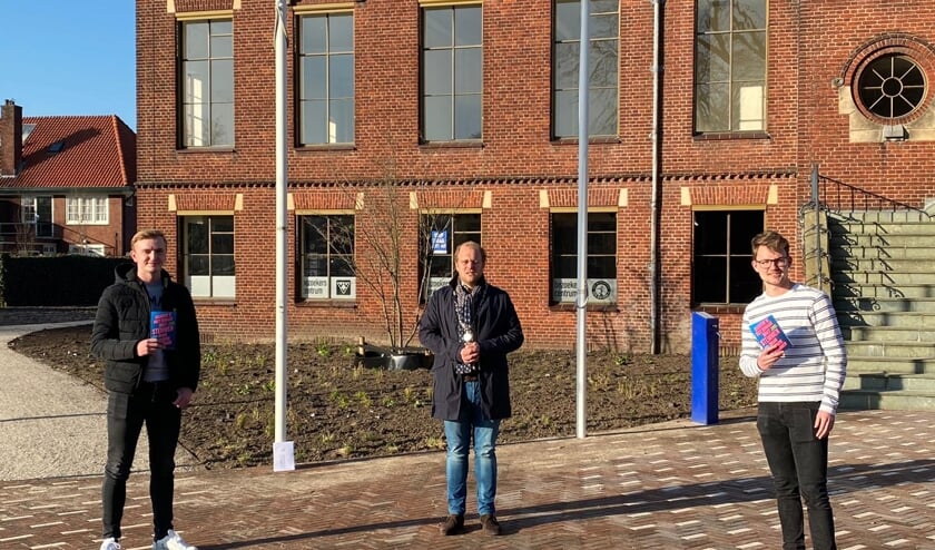 Jongeren die voor het eerst mogen gaan stemmen, ontvangen een boekje thuis. Foto: PR gemeente Winterswijk