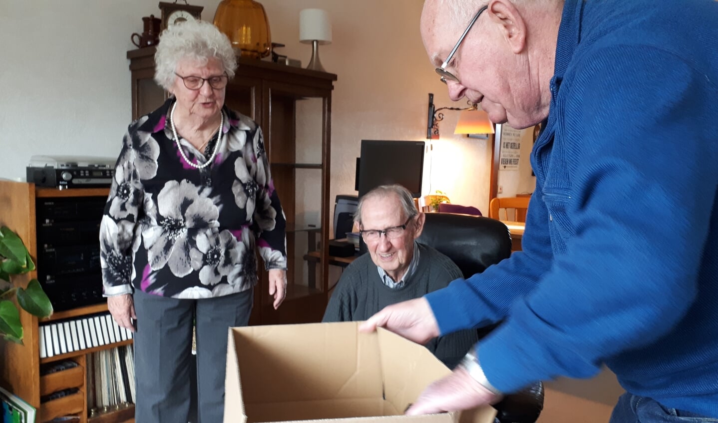 Bestuurslid Ad Doornink ging op bezoek bij het oudste koorlid: Geert Hobé en zijn vrouw. Foto: PR