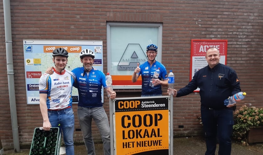 <p>Bouke en Kees Boumeester, Stefan Jansen en Harold Aalderink, eigenaar van Coop Steenderen (vlnr) ondersteunen de statiegeldactie voor het KWF. Foto: Ceciel Bremer</p>