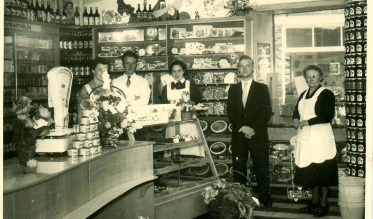 Opening van de kruidenierswinkel van Kruip in 1956.