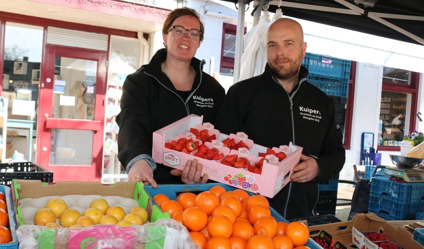 <p>Agnet Besselink en Jurgen Kuipers stonden afgelopen woensdag voor de laatste keer op de Lochemse markt. Foto: Arjen Dieperink</p>