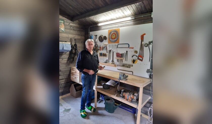<p>Allround vakman Teunis klust ook na zijn pensioen graag thuis verder. Het bord ‘Teunis Timmer Toko’ herinnert hem aan een mooie tijd bij de Feestfabriek. Foto: Ceciel Bremer</p>