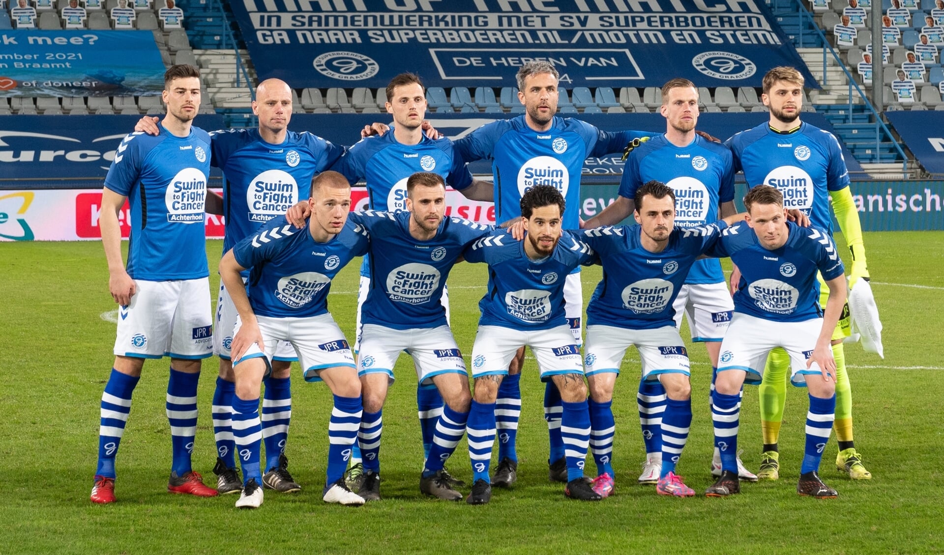 De Graafschap voor het duel met FC Eindhoven, in de warming-up-shirts die worden geveild. Foto: Achterhoek Foto/Henk den Brok 