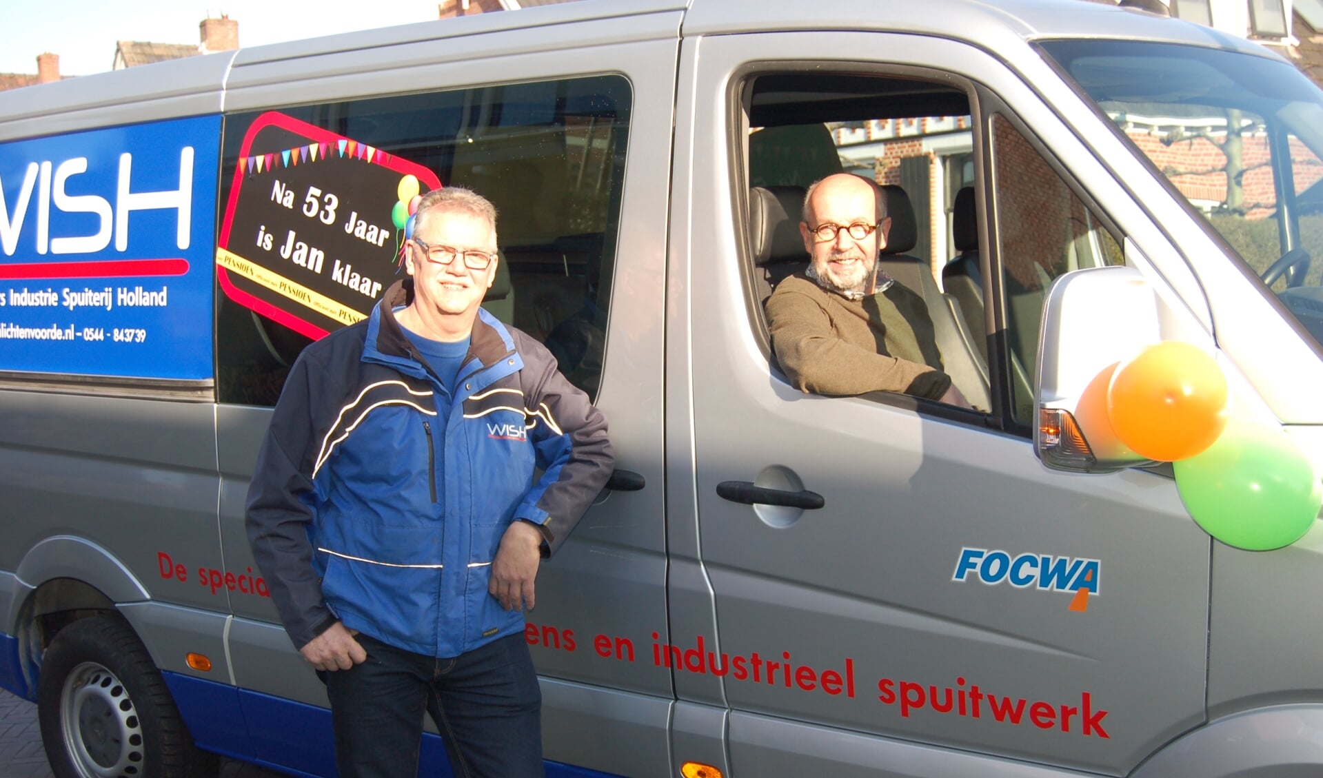 Jan Oonk werd op zijn laatste werkdag thuis opgehaald door zijn werkgever Henk Wiggers. Foto: Verona Westera