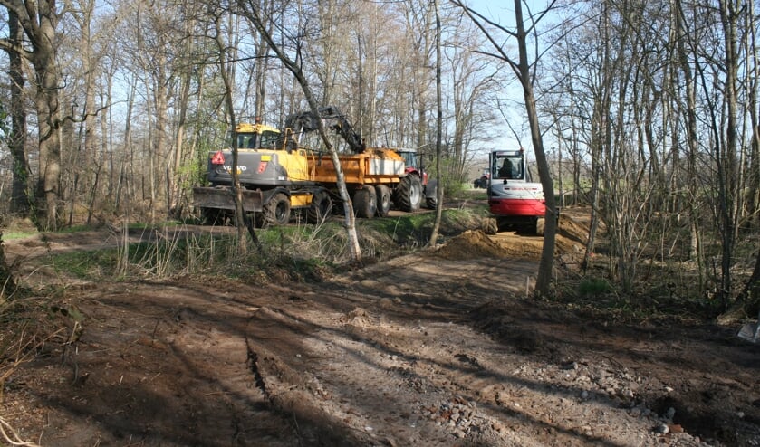 <p>Graafmachines maken het toekomstige fietspad vlak. Foto: Dinès Quist</p>