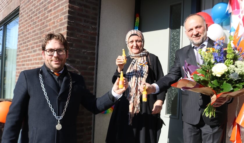 <p>Burgemeester Sebastiaan van 't Erve proost met Ridder Ayse Boya - Armut en haar man Mustafa Boya. Foto: Arjen Dieperink</p>