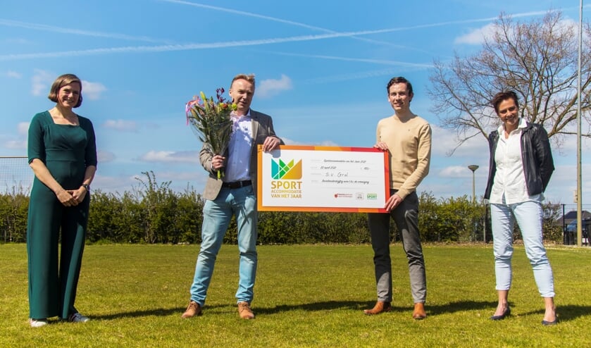 De uitreiking door twee juryleden van de derde prijs aan de Grolvertegenwoordigers Floris Geessinck (rechts) en Hiljon te Boome (links). Foto: PR