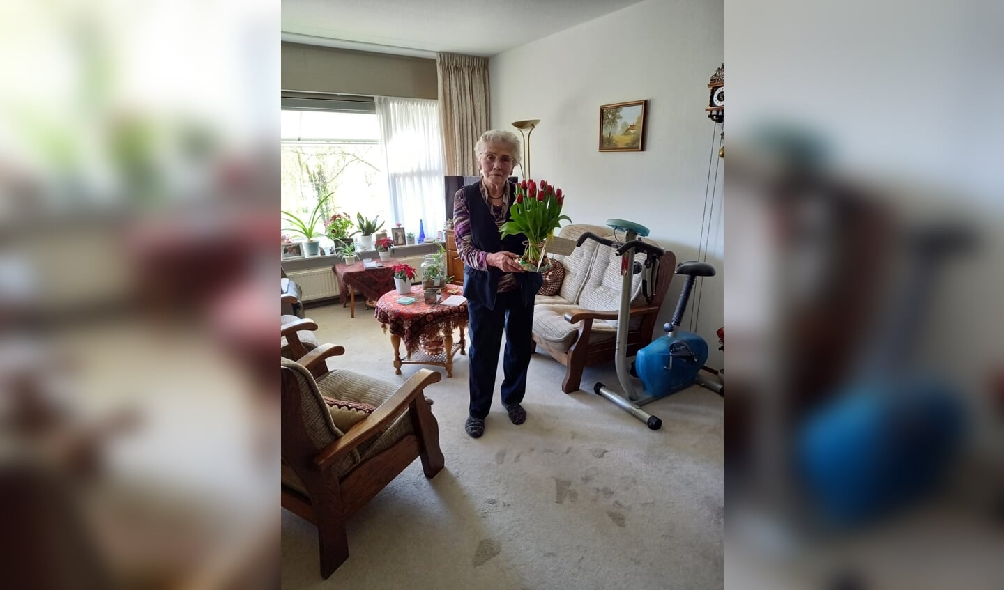 Alle jubilarissen van de vrouwenvereniging ontvingen een schoof tulpen, zo ook mevrouw Dinie Wunderink-Harenberg die al 60 jaar lid is. Foto: Janny Lenselink