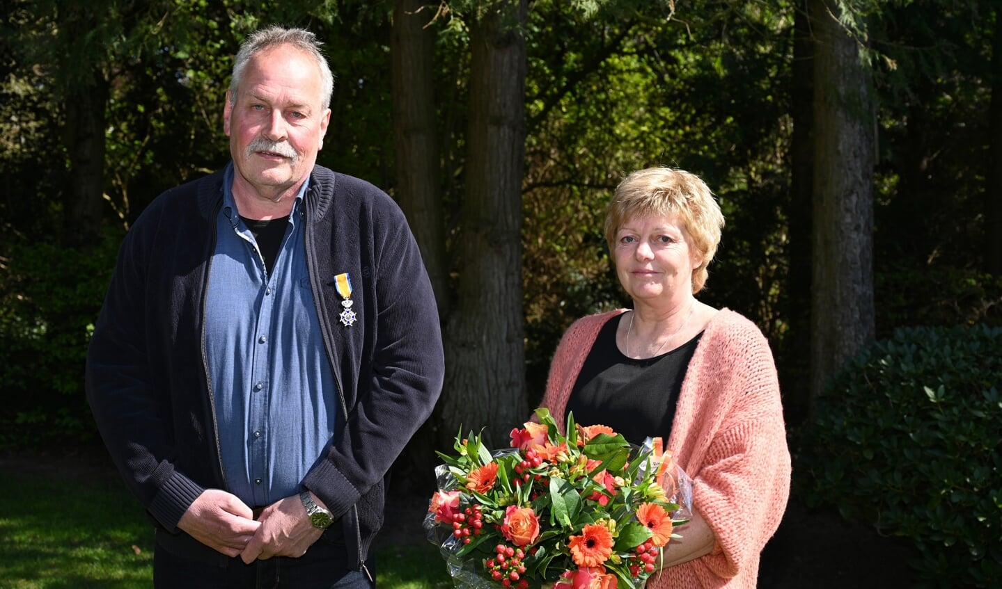 Bert Schieven kreeg zijn onderscheiding opgespeld door zijn vrouw Gerwil. Foto: Gemeente Bronckhorst 
