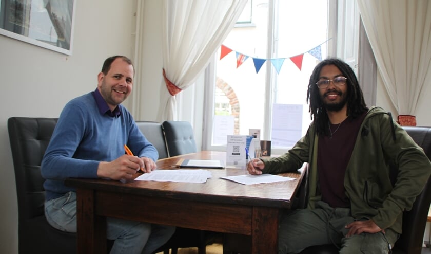 <p>Gijs Peteroff (links) en medewerker Patrick Ritzerveld. Foto: PR</p>