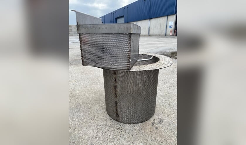 <p>Daly Plastics heeft korven geplaatst in de straatkolken zodat eventueel wegwaaiende korrels niet meer in het afvoerwater terechtkomen. Foto: PR</p>