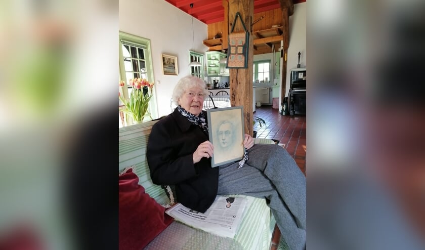 Mevrouw Rita Baron-Monasso met het zelfportret van Armati. Foto: PR