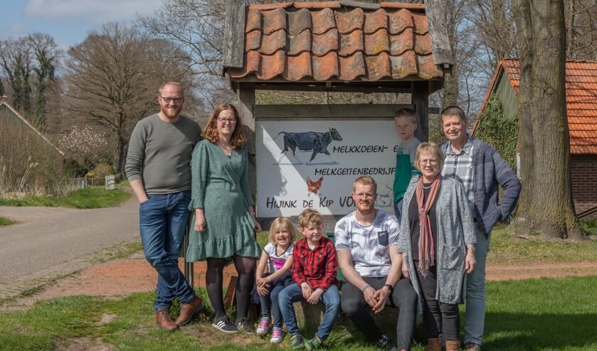 <p>De familie Hijink. Van links naar rechts: Bram, Simone, Fien, Teun, Jochem, Guus, Hetty en Gerard. Foto: Nicky Heinne - Fotografie</p>