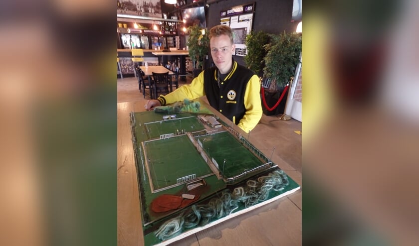 <p>Trots presenteerde Damian Piekaar zaterdag zijn maquette van sportpark 't Grote Veld van VV Vorden. Foto: Jan Hendriksen</p>