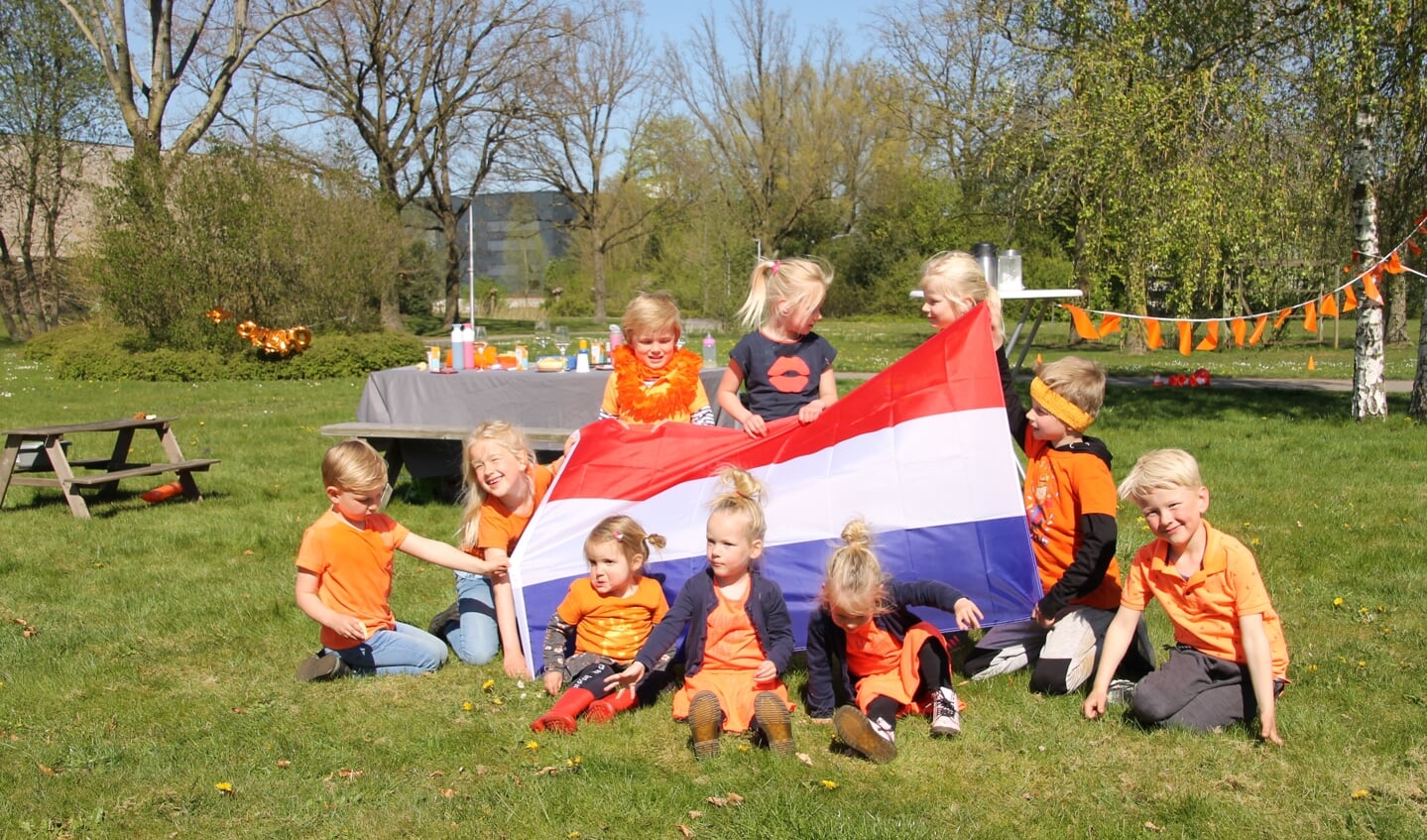 Buurkinderen Van de Meer Walcherenstraat vieren Koningsdag.