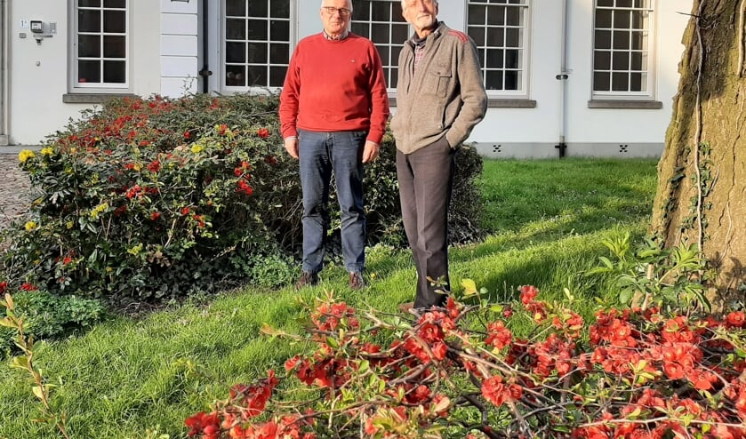 <p>Hans Derksen (l) draagt het voorzitterschap vol vertrouwen over aan Bert Vroon. Foto: Meike Wesselink</p>