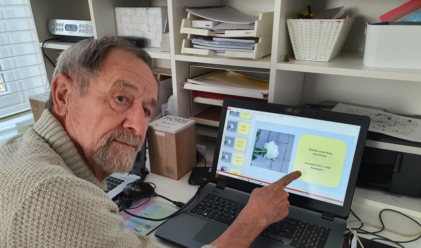 <p>Henk Gerrits achter zijn laptop, wijzend naar een van de namen 'zonder gezicht'. Foto: Henri Walterbos</p>