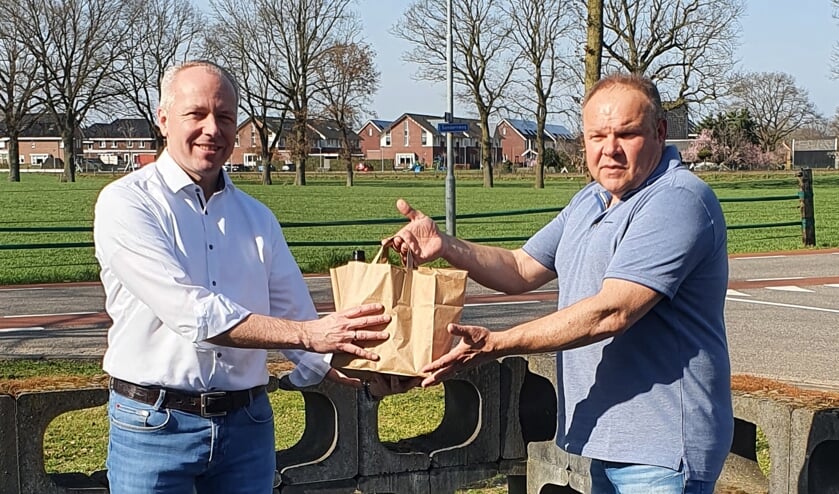 IKAD-Penningmeester René Ottevanger ontvangt een verrassingspakket van Martin Hüning, voorzitter van de lokale afdeling van KHN. Foto: PR