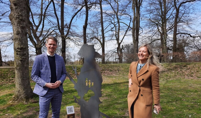 <p>Wethouder Bart Porskamp en beleidsmedewerker toerisme Bernou Wagenaar bij één van de historische figuren uit de route '1627 doo rmijn ogen'. Foto: Kyra Broshuis</p>