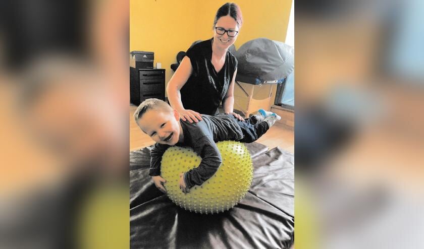 Kacper, hier tijdens een behandeling door de fysiotherapeut, heeft nu de beschikking over een rolstoel. Foto: PR