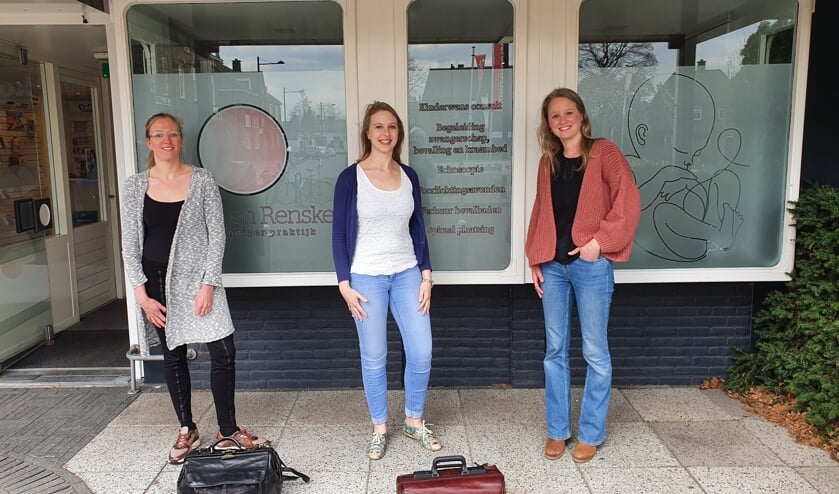 <p>Ineke Bosmann (l.) is nieuwe maat van Renske van der Most (m.) in de verloskundigenpraktijk ‘Zorg voor Groei’ waarvan Anouk Spreij (r.) afscheid heeft genomen. Foto: PR</p>
