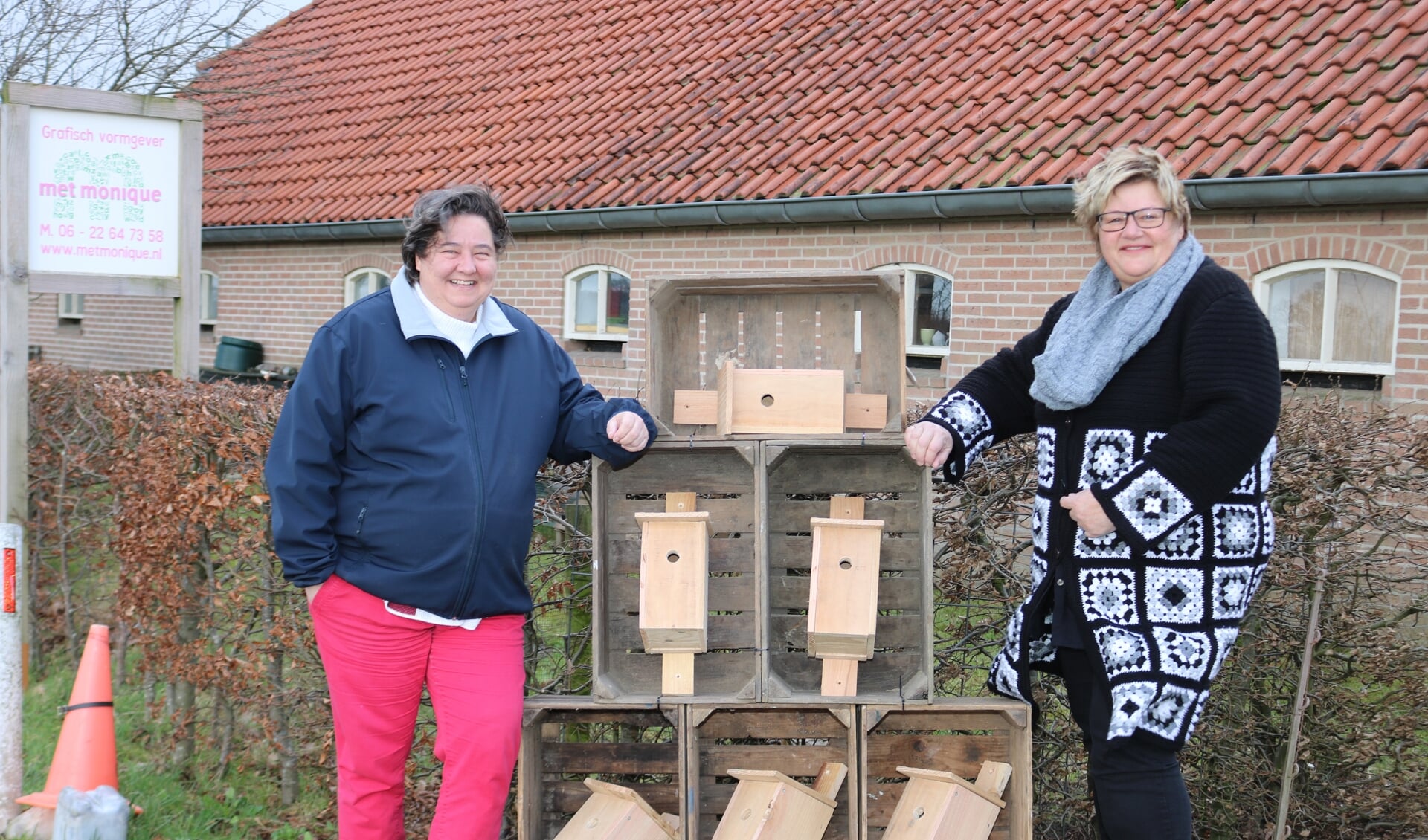De vogelhuisjesactie van Monique Brokken en Karina van Dijk  bracht veel op voor het KWF. Foto: Arjen Dieperink