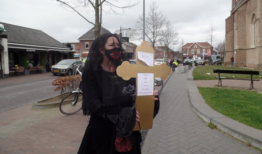 <p>Verena op den Noort tijdens haar Stille Kruistocht tegen de coronaregels. Foto: Jan Hendriksen</p>