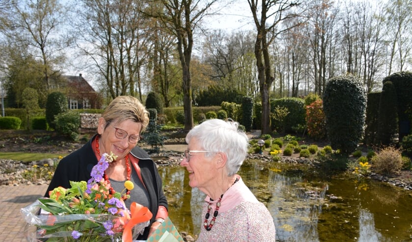<p>Felicitaties en bloemen van Wilma Aalderink voor Dinie Gosselink. Foto: Diny Oosterlaken</p>