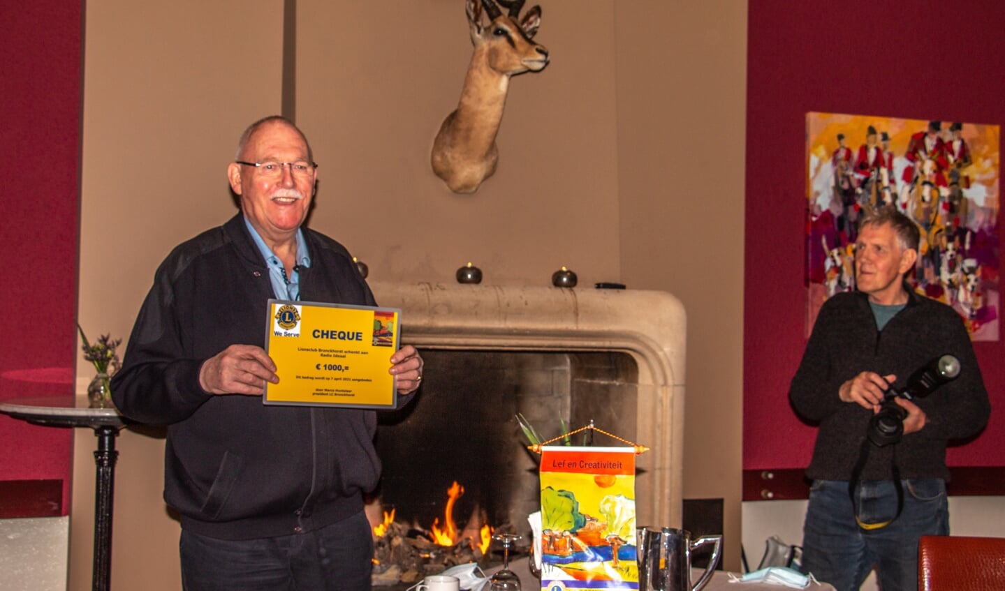 Lammert Blikman (l.) en Toon Roelofsen van Radio Ideaal kregen een cheque van 1000 euro. Foto: Achterhoekfoto.nl/Liesbeth Spaansen