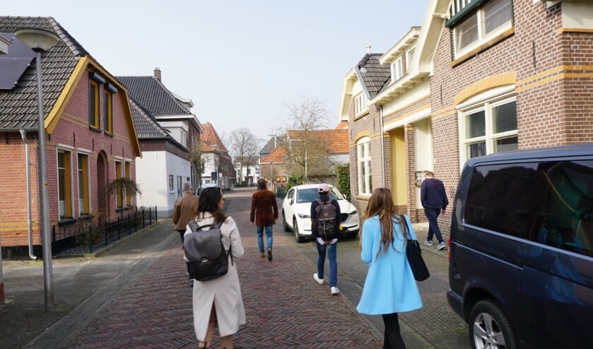 <p>Ter voorbereiding op hun VR experience-project volgden de groep Saxion-studenten een rondleiding door Borculo. Foto: Daan van Leeuwen</p>