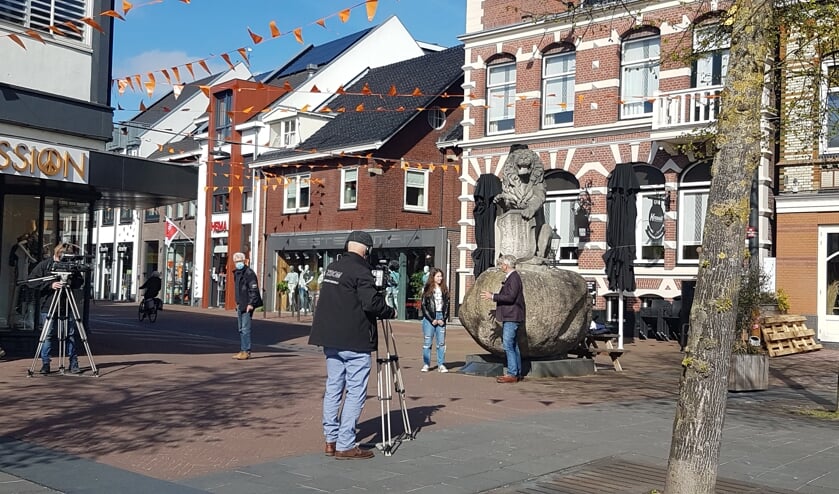 <p>ZSOM filmt Vlinder Kruip op locatie tijdens een van haar gesprekken in de video. Foto: Theo Leemreize</p>
