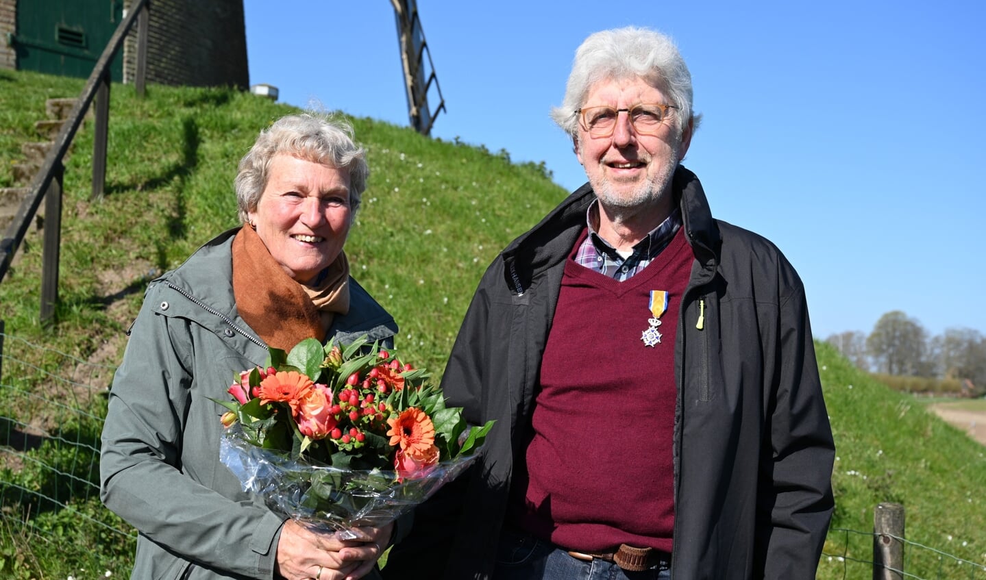 Rieks Eggens kreeg zijn onderscheiding opgespeld door zijn vrouw Martje. Foto: Gemeente Bronckhorst 