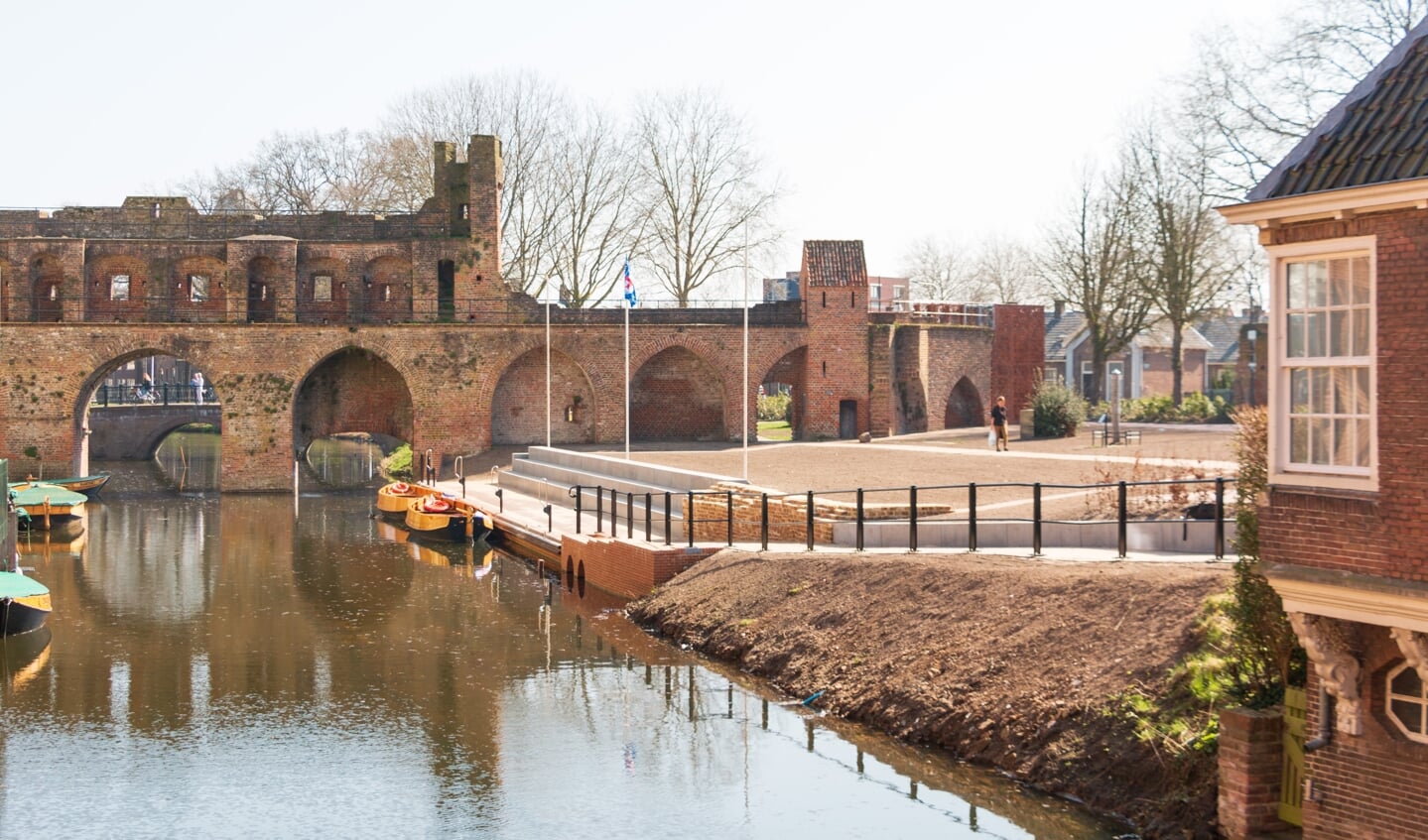 De nieuwe haven voor de fluisterboten, met middeleeuwse kademuur en splinternieuwe tillift voor mindervaliden aan de Rijkenhage in Zutphen.  Foto: Henk Derksen 