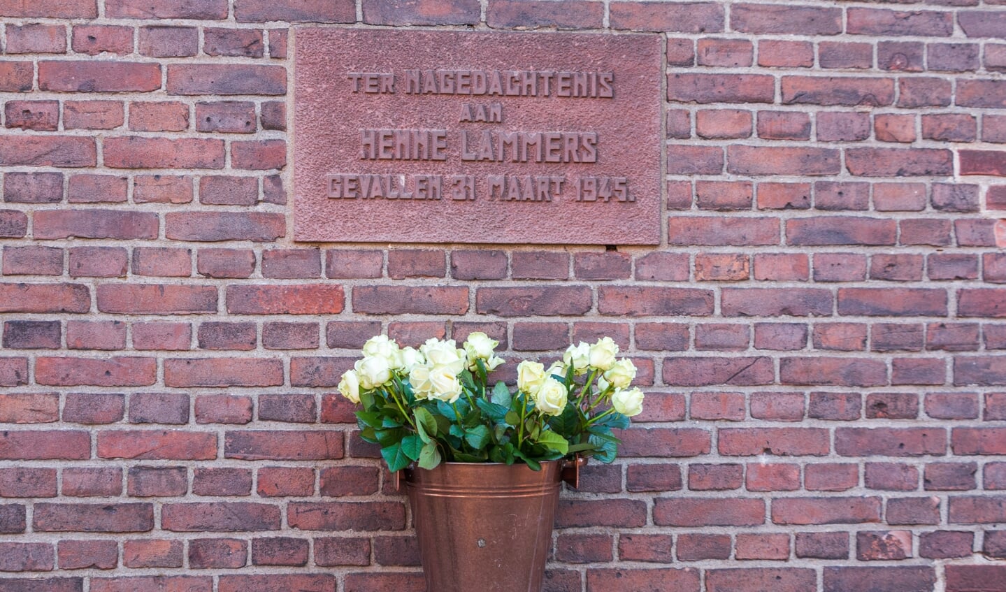 Het monument met de emmer met rozen. Foto: Henk Derksen