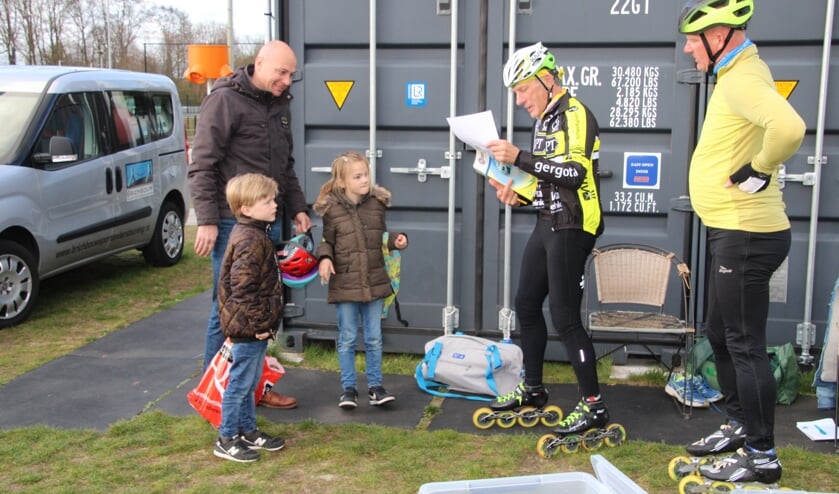 Han Tieltjes (midden) ontvangt enkele jonge skeelerfans die mee willen doen. Foto: Lydia ter Welle