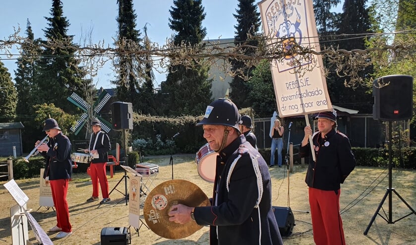 RebElsje in actie tijdens een coronaoptreden. Foto: Henri Walterbos/Achterhoek Nieuws