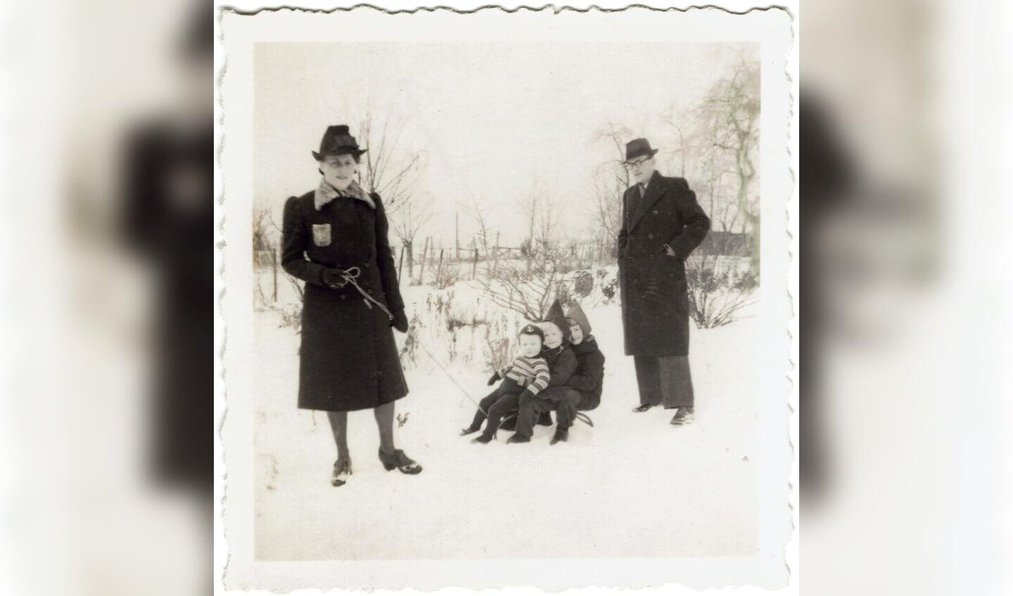 Minke en Rinze met de drie oudste kinderen Stef Henca en Sita - januari 1943.  Privéfoto 