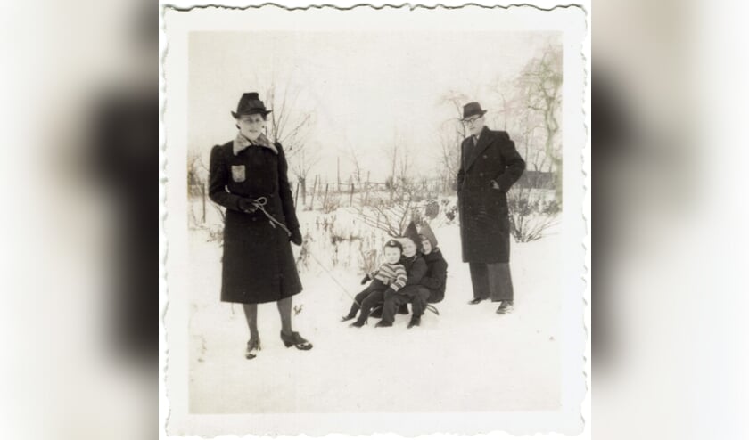 <p>Minke en Rinze met de drie oudste kinderen Stef Henca en Sita - januari 1943. Privéfoto </p>