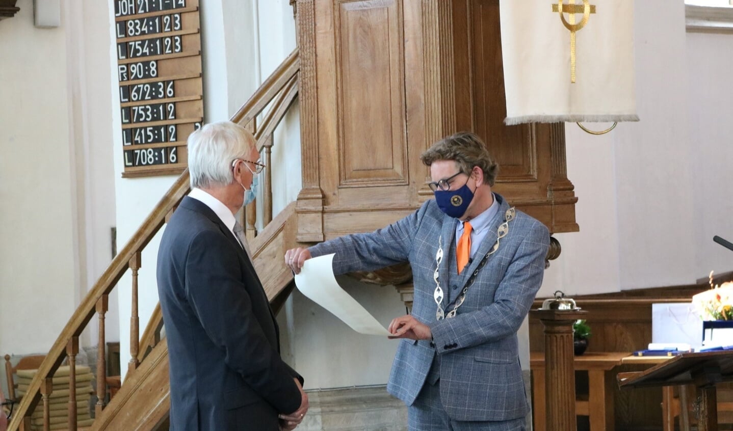 Ton de Vries wordt onderscheiden door burgemeester Anton Stapelkamp. Foto: PR