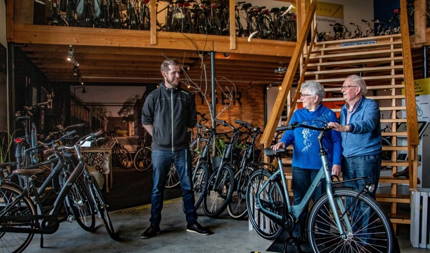 <p>Prijswinnaars Jan en Joke Harmsen en medewerker Jelte Jansen van Xycleservice. Foto: Liesbeth Spaansen</p>